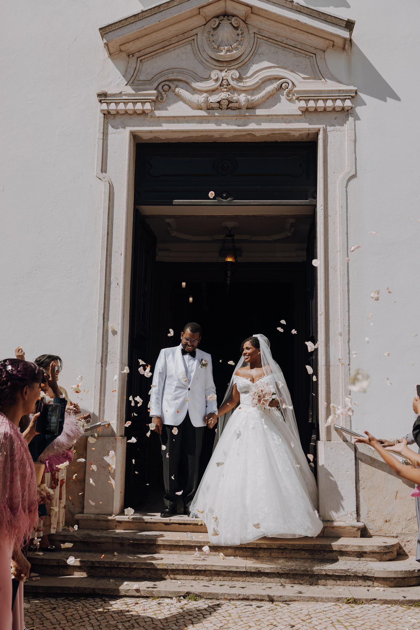 Mãos com alianças e renda do vestido